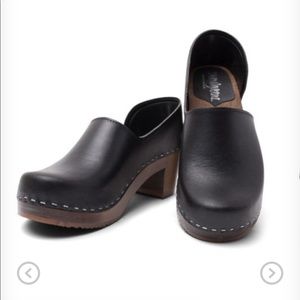 Sandgrens black leather closed heel clogs